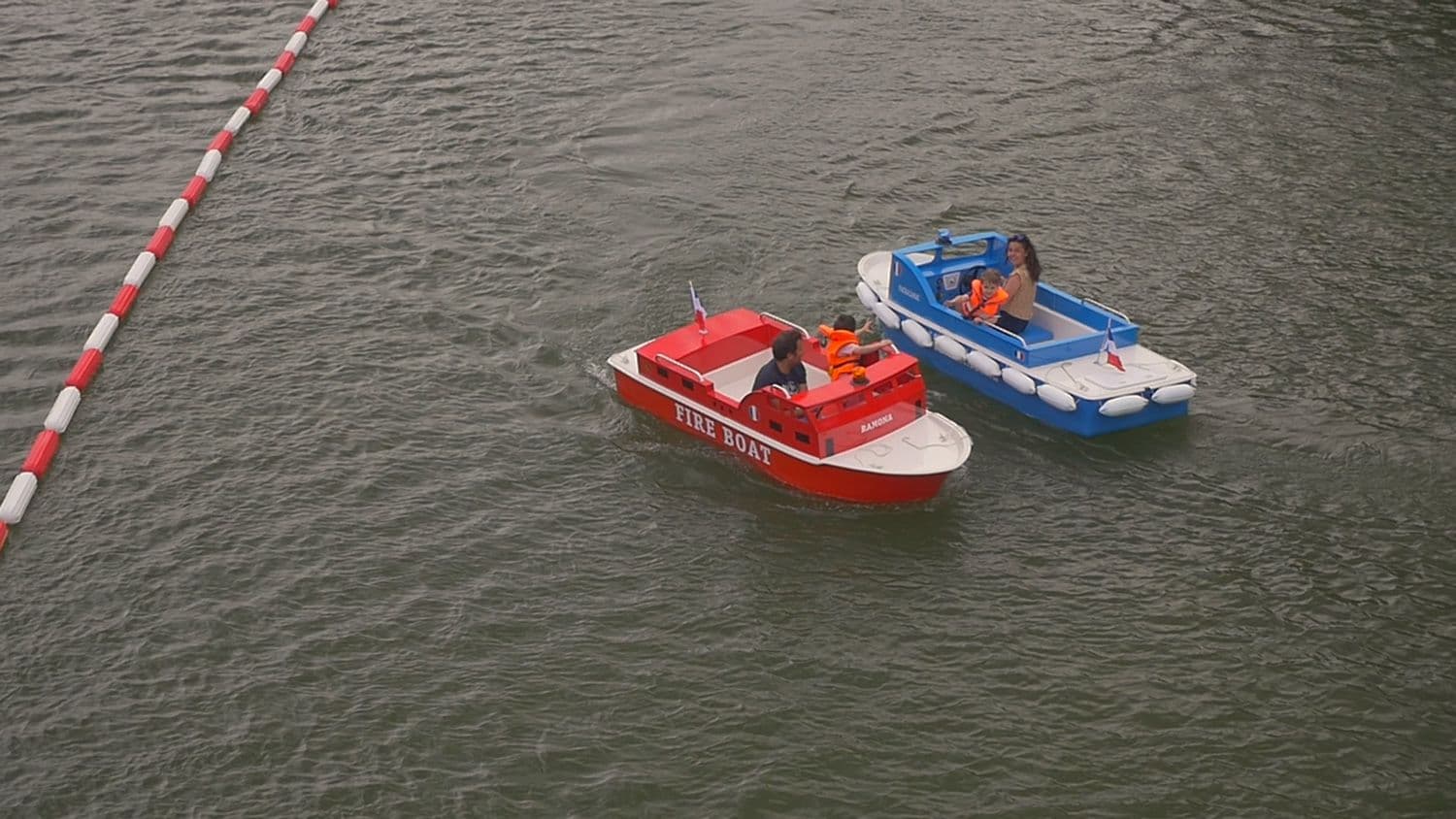 Petits bateaux électriques au Château de Chantilly