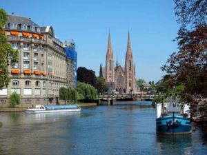 Naviguez sur l'Ill à Strasbourg à bord de nos bateaux électriques
