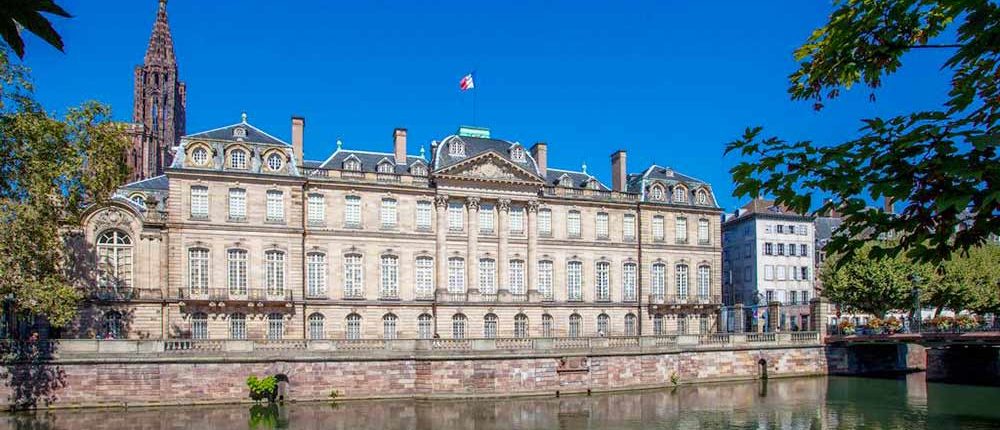 Palais Rohan à Strasbourg : tourisme écologique grâce aux bateaux sans permis Marin d'Eau Douce