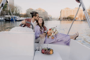 Séance photos romantiques sur bateau électrique